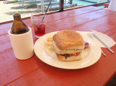 Spinnakers　　Port　Douglas Yacht Club